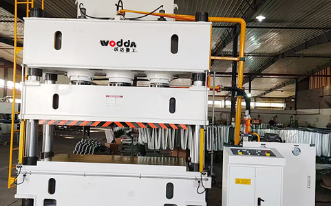 500噸四柱液壓機交付安徽冷凝管工廠完成安裝調試